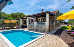 Nice Home In Lakmartin With Outdoor Swimming Pool